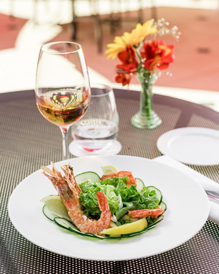 Diplomatichotel Mendoza Kültér fotó A prawn salad