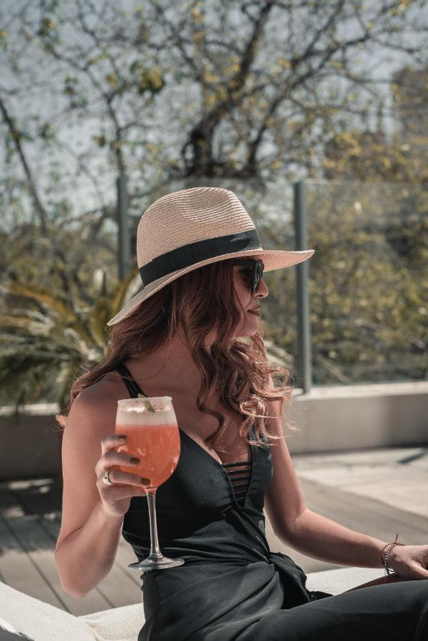 Diplomatichotel Mendoza Kültér fotó A woman wearing a hat