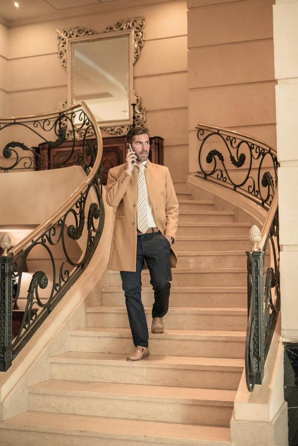 Diplomatichotel Mendoza Kültér fotó A man wearing a camel coat