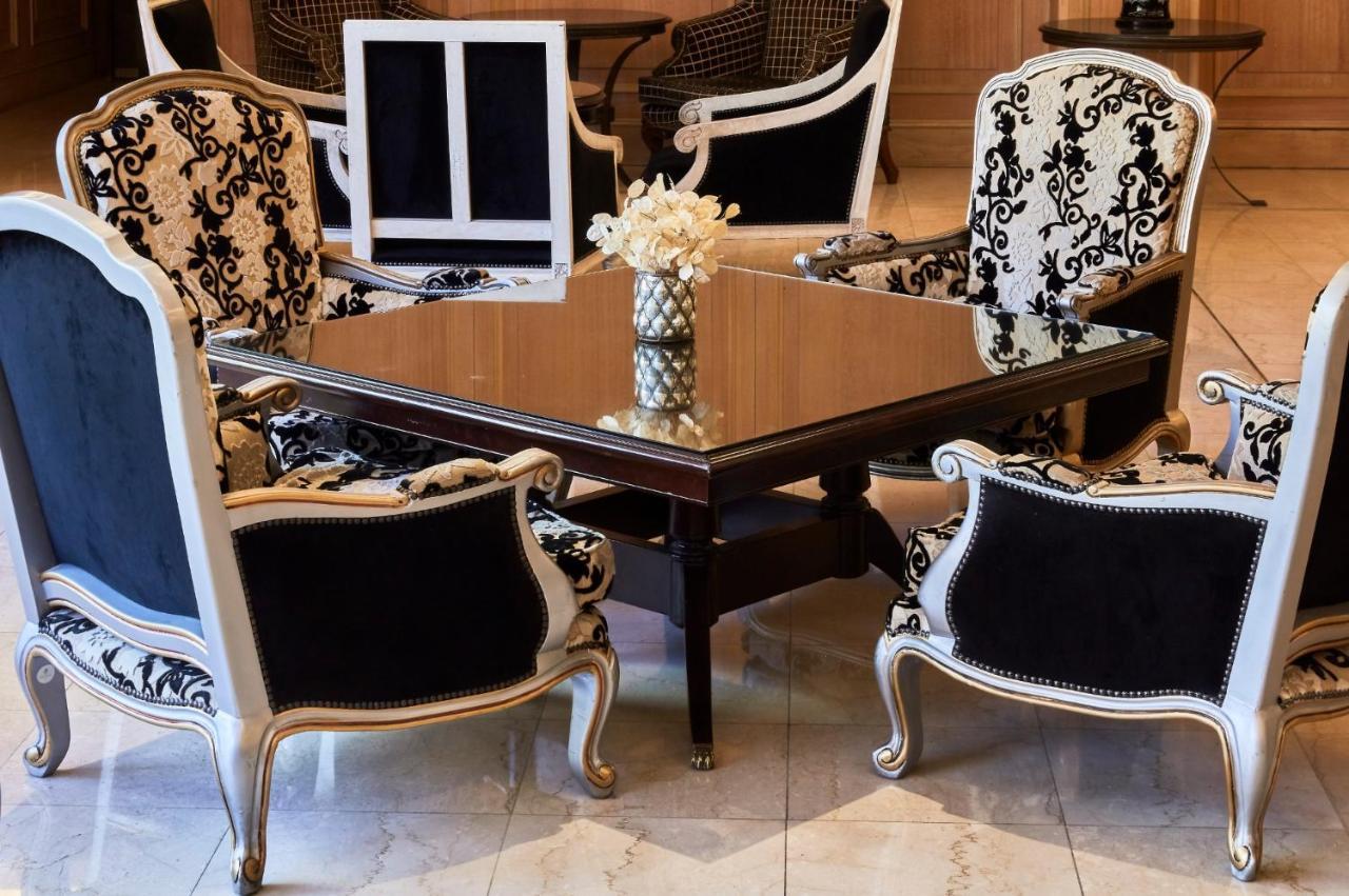 Diplomatichotel Mendoza Kültér fotó A set of chairs and a table