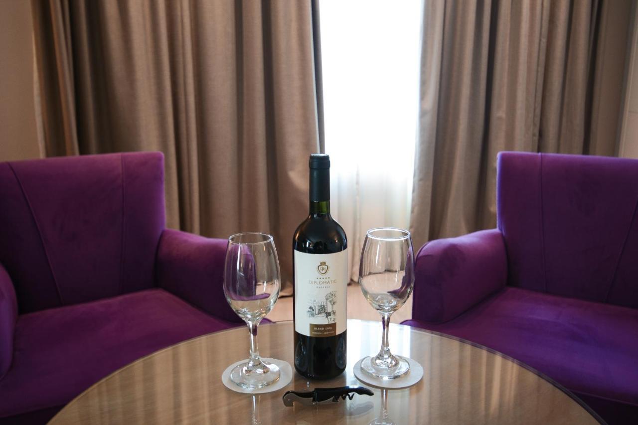 Diplomatichotel Mendoza Kültér fotó A bottle of wine