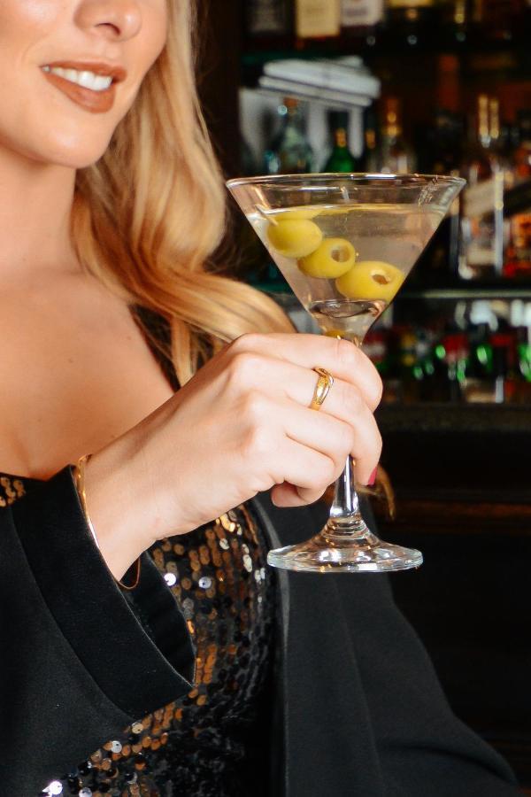 Diplomatichotel Mendoza Kültér fotó A woman holding a martini
