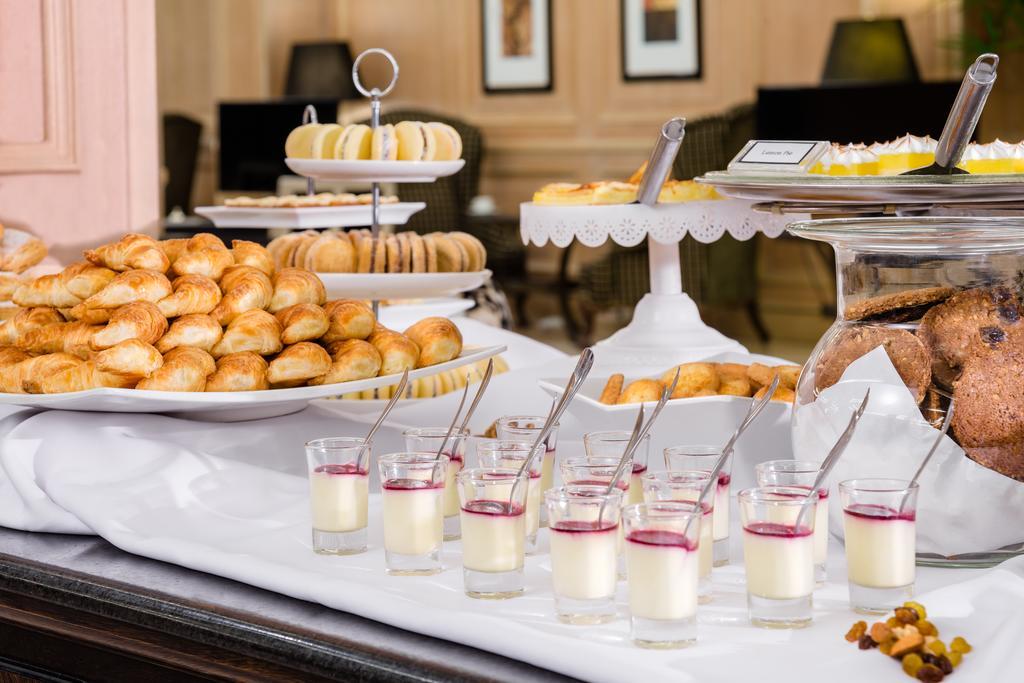 Diplomatichotel Mendoza Kültér fotó A dessert buffet