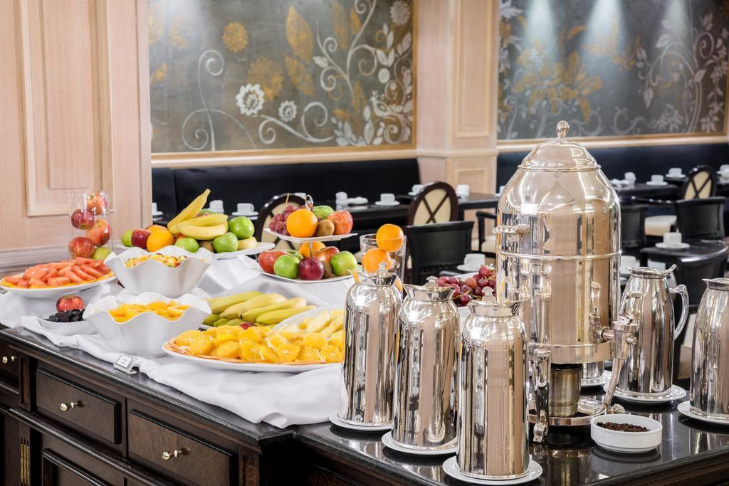Diplomatichotel Mendoza Kültér fotó A buffet at a hotel