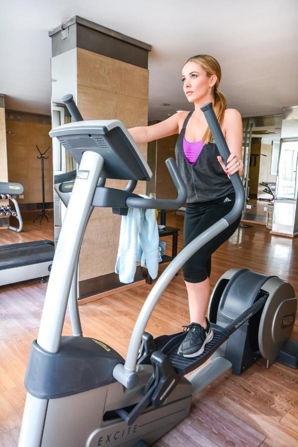 Diplomatichotel Mendoza Kültér fotó A woman using a cross trainer