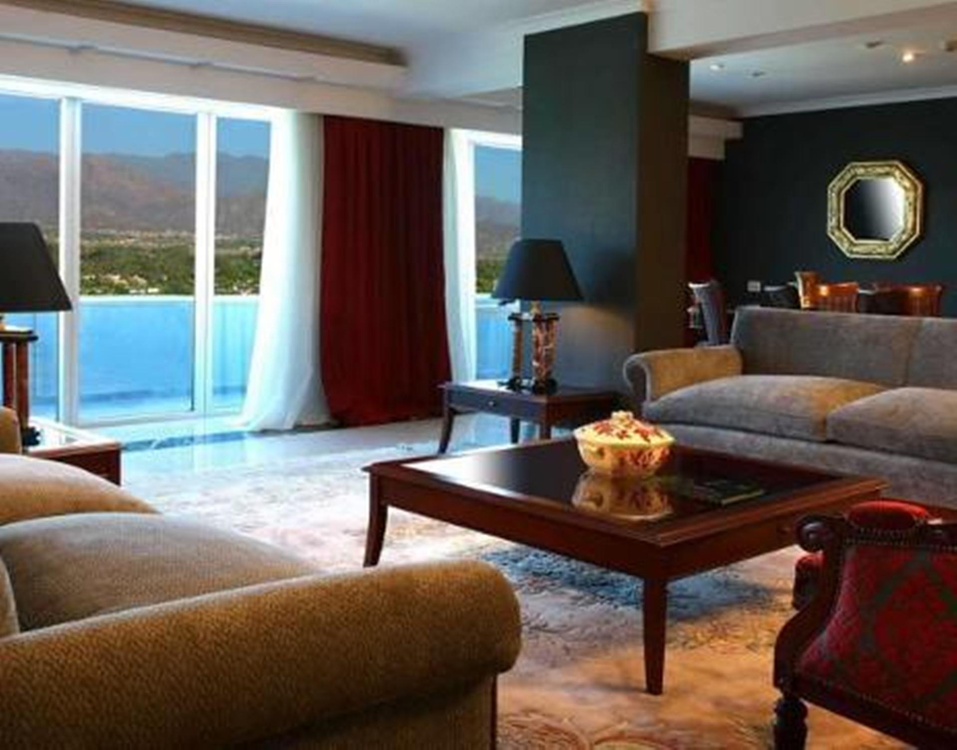 Diplomatichotel Mendoza Kültér fotó A living room in a suite at the Grand Hotel